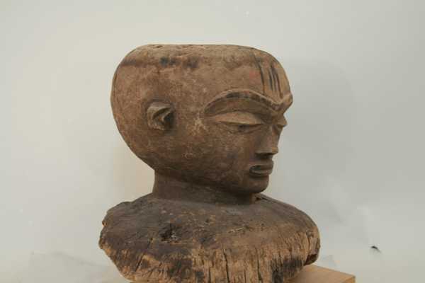 Pende(tête), d`afrique : Rép.démoncratique du Congo., statuette Pende(tête), masque ancien africain Pende(tête), art du Rép.démoncratique du Congo. - Art Africain, collection privées Belgique. Statue africaine de la tribu des Pende(tête), provenant du Rép.démoncratique du Congo., 1302/5098.Buste Pende sculpté en un bloc.H.t.25cmxdiam.23cm.Très finement sculpté.Il a subi des libations.pièce rare .Très ancienne.19eme sc.(Minga)

Pende borstbeeld,dat plengoffers heeft ondergaan 25cm.h.en 23cm.diam.;Het hoofd is fijn gebeeldhouwd.19eme sc.heel zeldzaam.. art,culture,masque,statue,statuette,pot,ivoire,exposition,expo,masque original,masques,statues,statuettes,pots,expositions,expo,masques originaux,collectionneur d`art,art africain,culture africaine,masque africain,statue africaine,statuette africaine,pot africain,ivoire africain,exposition africain,expo africain,masque origina africainl,masques africains,statues africaines,statuettes africaines,pots africains,expositions africaines,expo africaines,masques originaux  africains,collectionneur d`art africain